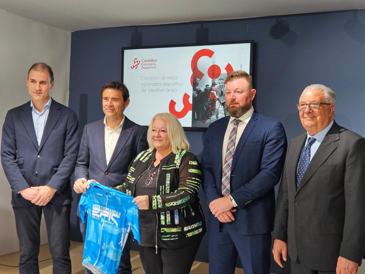 La alcaldesa, Araceli de Moya, y el edil de Turismo, Rafael Albert, en una presentación.