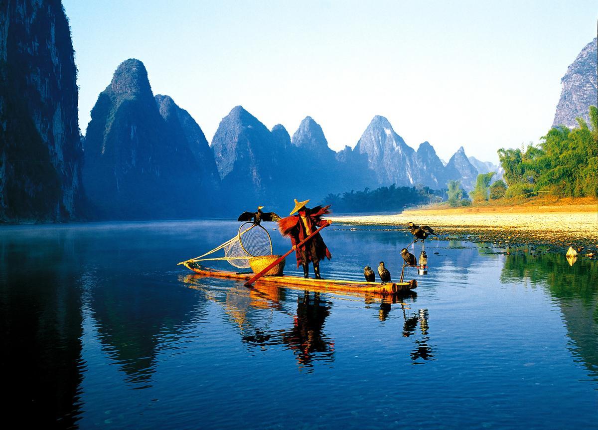 La pesca con cormoranes en el río Li es una técnica milenaria y tradicional, típica de la región de Guilin y Yangshuo en el sur de China. Consiste en utilizar aves entrenadas que se zambullen en el agua para capturar peces, los cuales son recuperados por los pescadores locales subidos a sus clásicas balsas de bambú