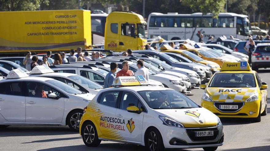 Trobada a Fontajau de les autoescoles gironines abans d’una protesta del sector el 2017. | ANIOL RESCLOSA