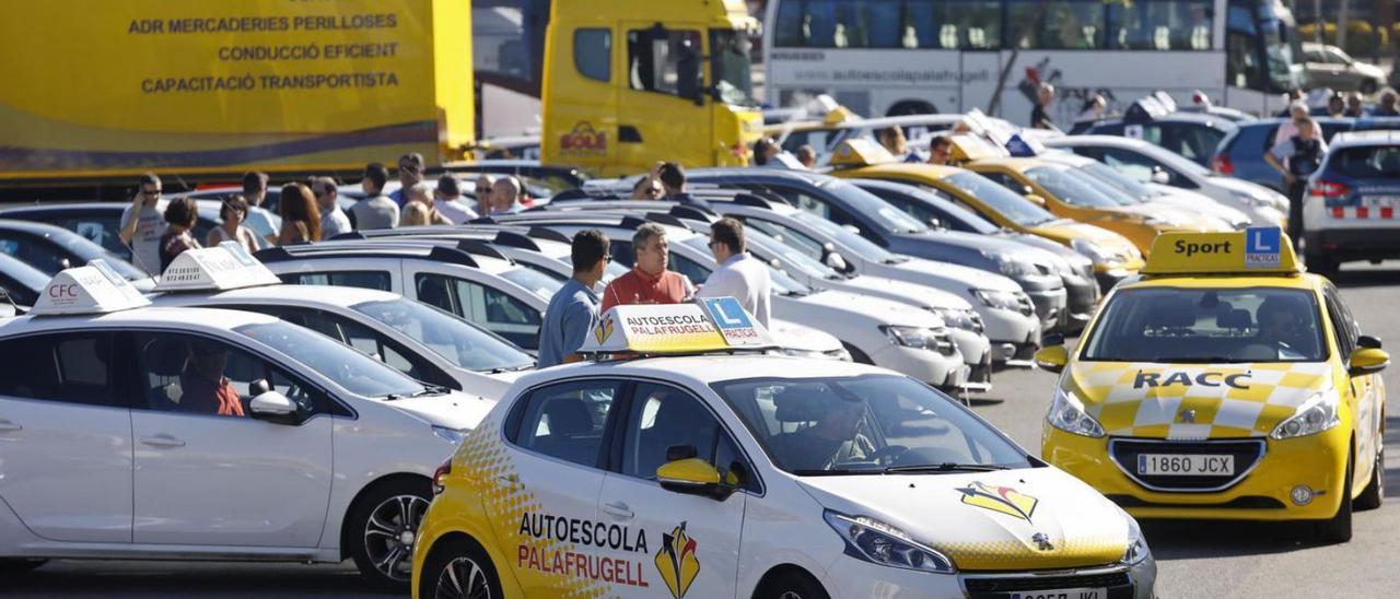 Trobada a Fontajau de les autoescoles gironines abans d’una protesta del sector el 2017