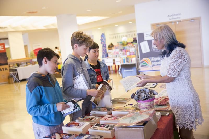 FUERTEVENTURA - FERIA DEL LIBRO FUERTEVENTURA 2018 - EN LA FOTO ALUMNOS DEL IES SAN DIEGO DE ALCALA - 18-05-18  | 18/05/2018 | Fotógrafo: Gabriel Fuselli