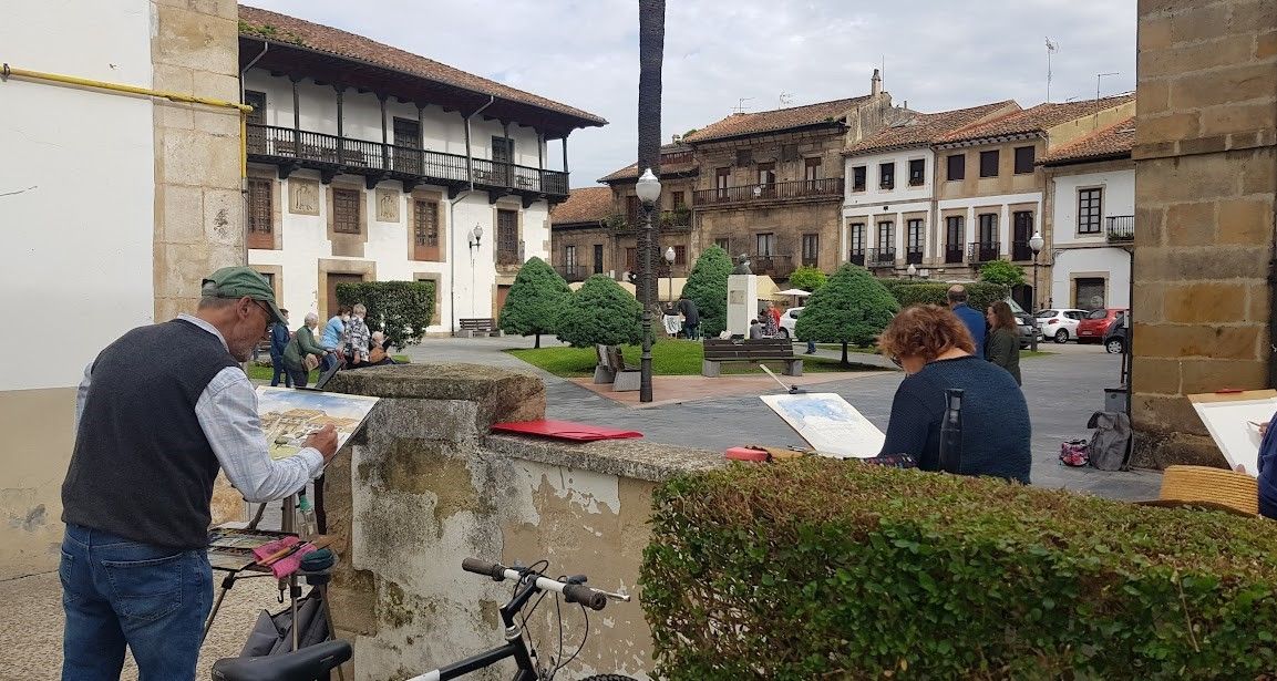 Villaviciosa está hecha un pincel: así se pintan los acuarelistas en las lugares más emblemáticos del casco histórico