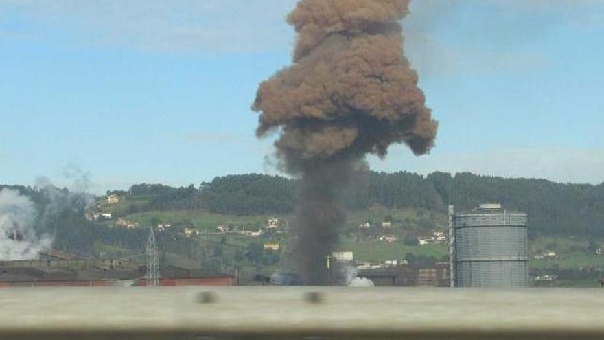 Una de las nubes contaminantes de Arcelor en Veriña, fotografiada en 2010.