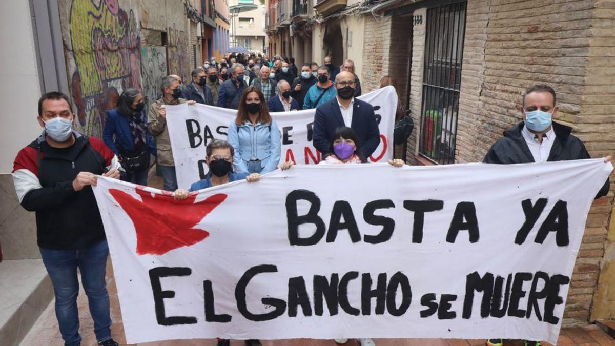 Los vecinos de El Gancho, en una manifestación el pasado octubre.  | ÁNGEL DE CASTRO