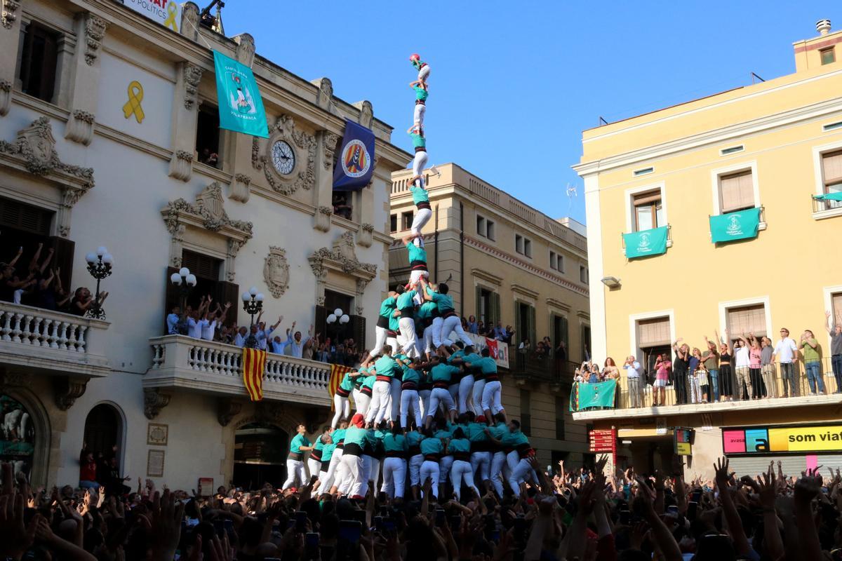 Els Castellers de Vilafranca fan història i carreguen un pilar mai vist