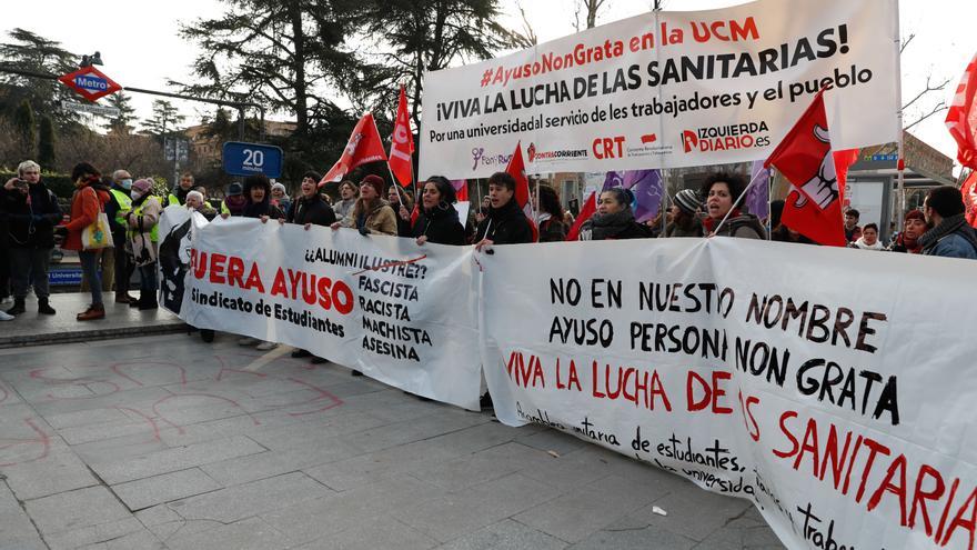 Una alumna premiada espeta a Ayuso antes de recoger su Alumni Ilustri: &quot;Hoy es un día de luto&quot;