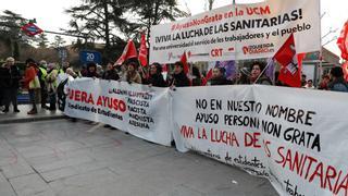 Cientos de alumnos protestan contra Ayuso en la Complutense: "Fuera fascistas de la universidad"