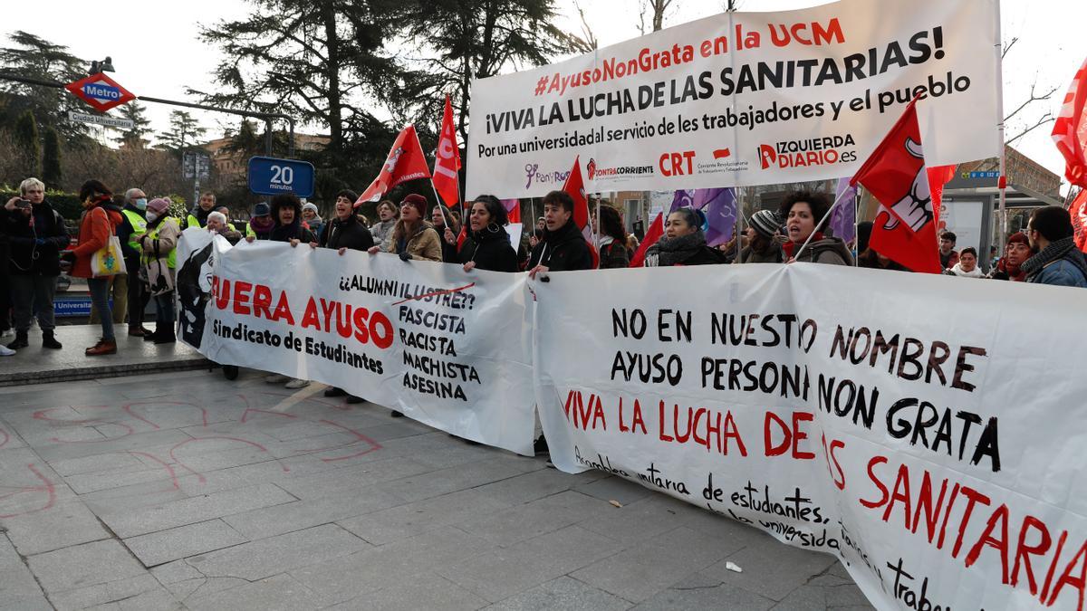 Ayuso, nombrada alumna ilustre de la UCM entre medidas de seguridad