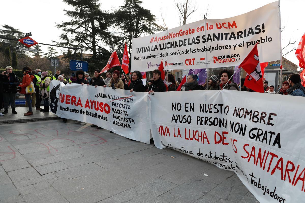 MADRID, 24/01/2023.- Protestas de sanitarios y estudiantes ante la facultad de Ciencias de la Información de Universidad Complutense (UCM), donde la presidenta de la Comunidad de Madrid, Isabel Díaz Ayuso, que cursó allí su carrera de periodismo, recibe este martes un reconocimiento como alumna ilustre, un homenaje que se produce entre medidas de seguridad ante el rechazo que ha despertado que le otorguen este premio. EFE/ Eduardo Oyana