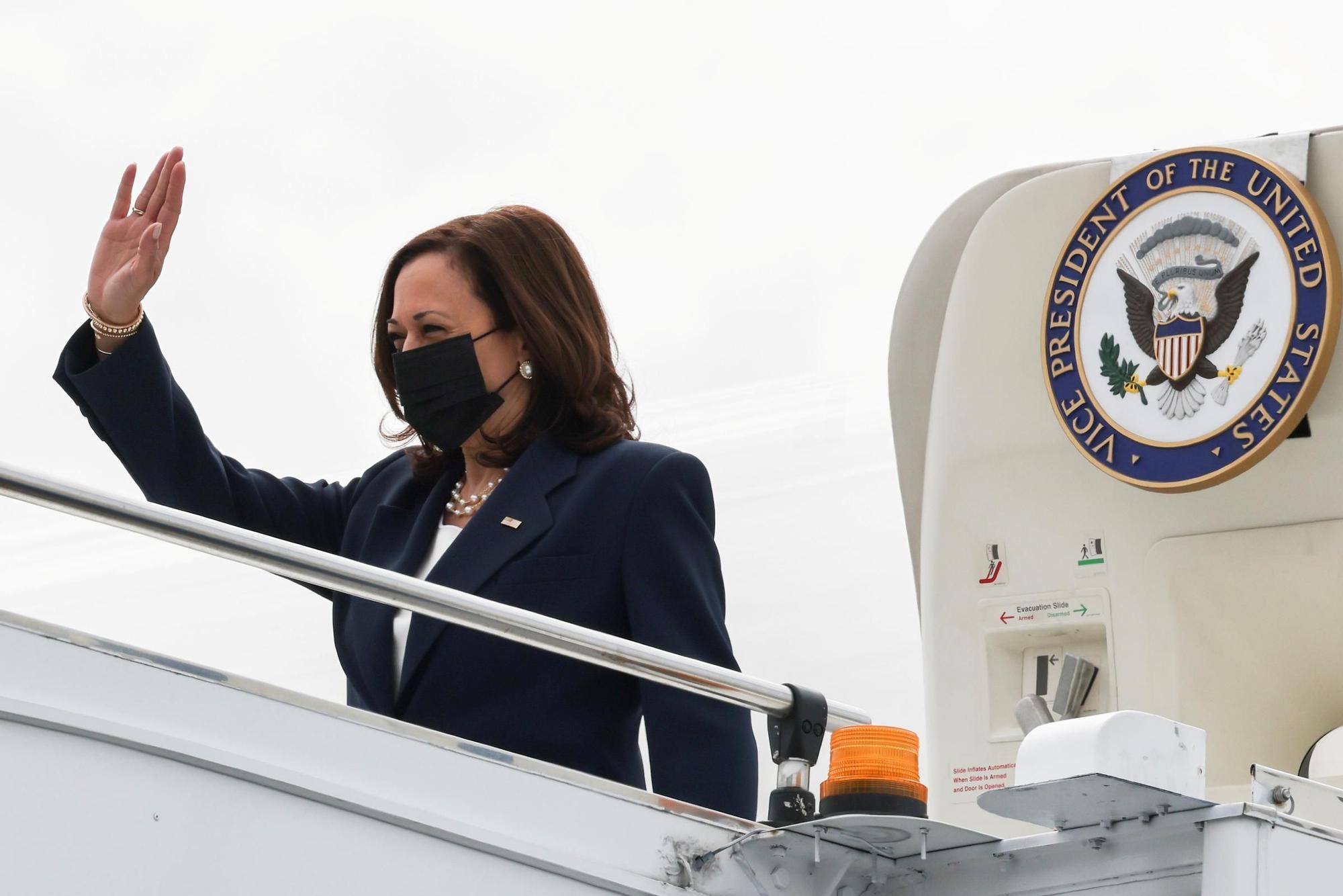 La vicepresidenta Kamala Harris desembarca en Singapur