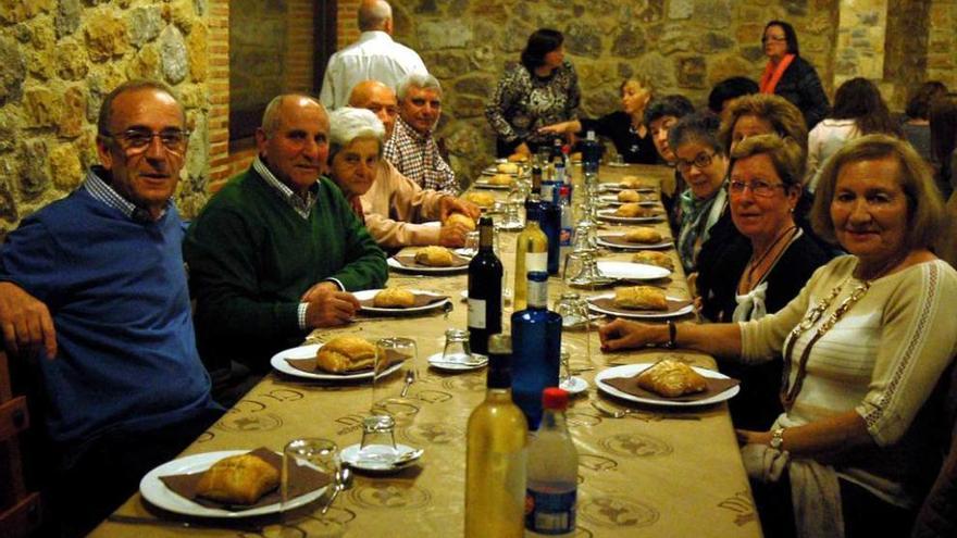 Los vecinos de Pruvia, sentados a la mesa antes de la cena.