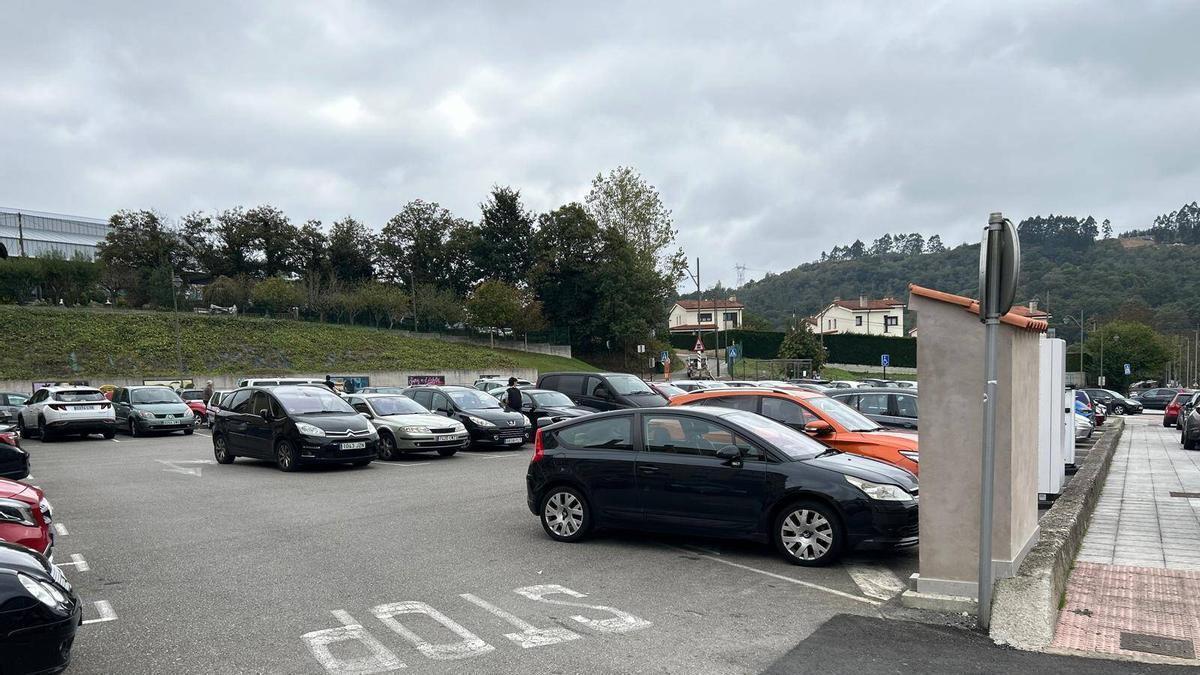 El aparcamiento junto al centro de salud de Pola de Siero, que pasará a ser de pago.