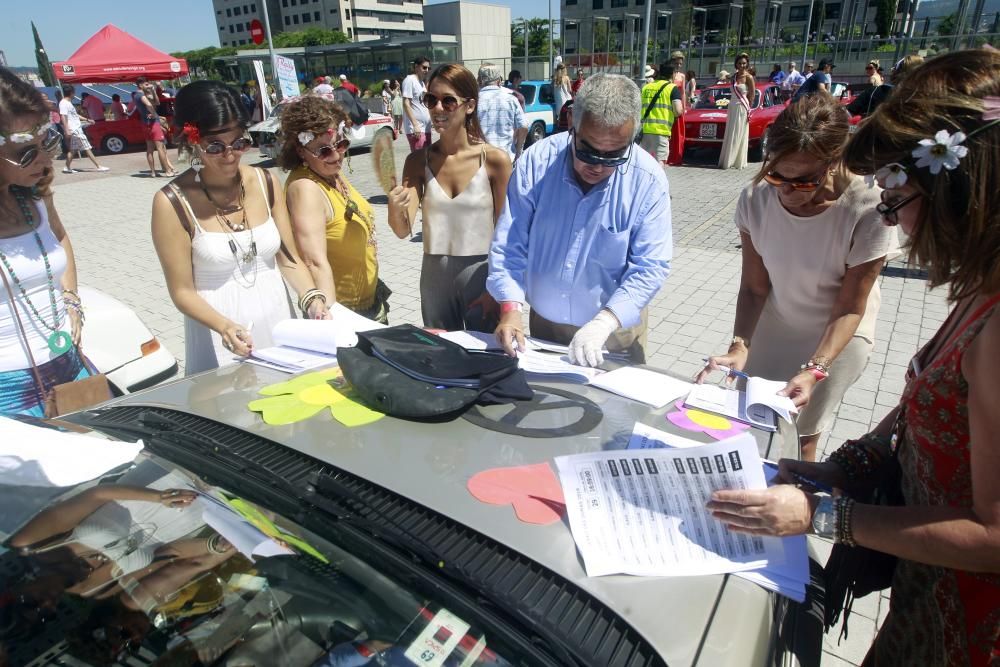 Casi 70 mujeres se pusieron hoy al volante de 34 coches clásicos en Vigo para participar en el Rally das Donas, una prueba de regularidad de 122 kilómetros entre Vigo y Sabarís