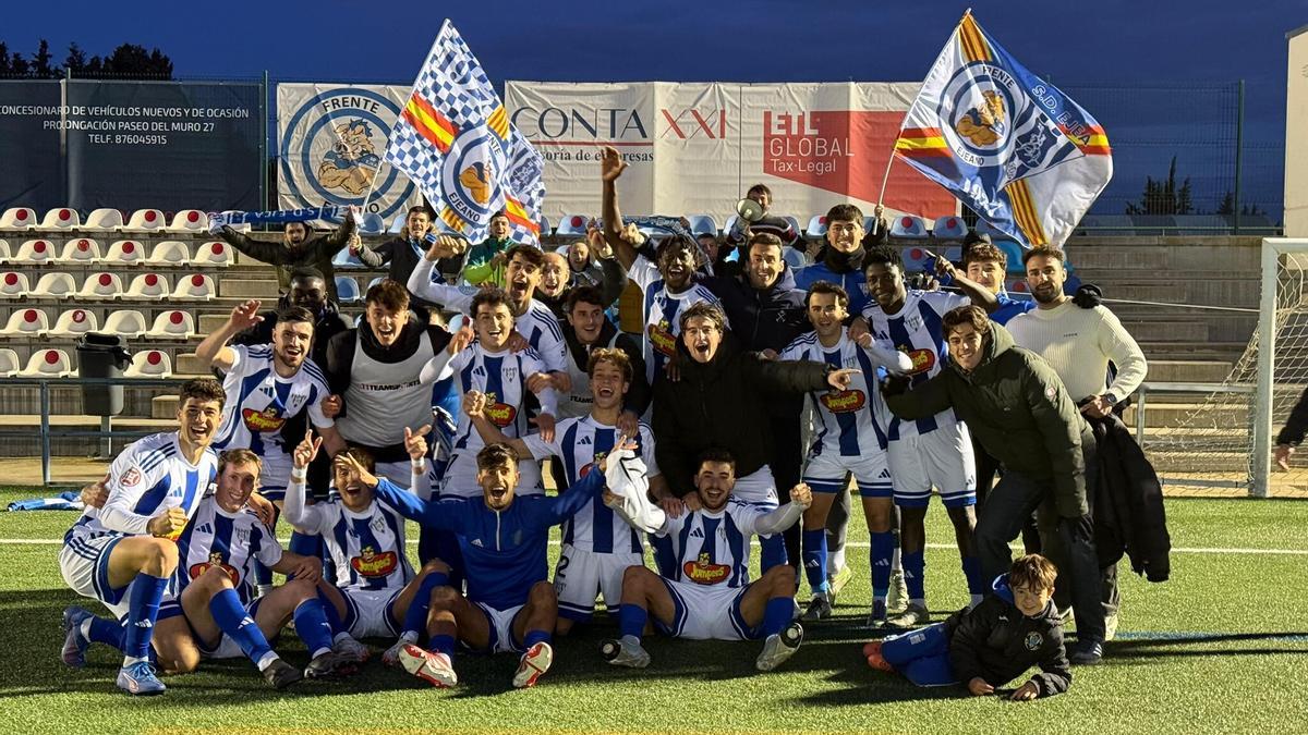 Los jugadores del Ejea celebran la victoria en casa ante la SD Amorebieta.