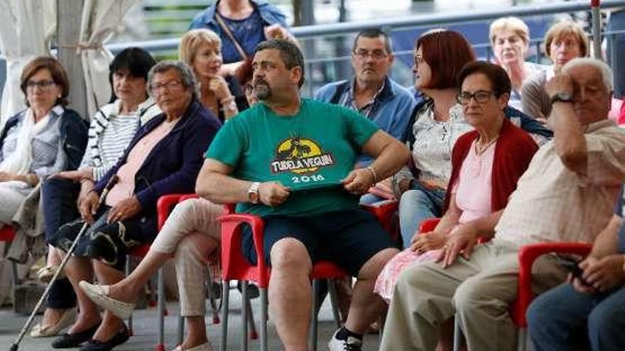 Público presente en el homenaje en Tudela Veguín