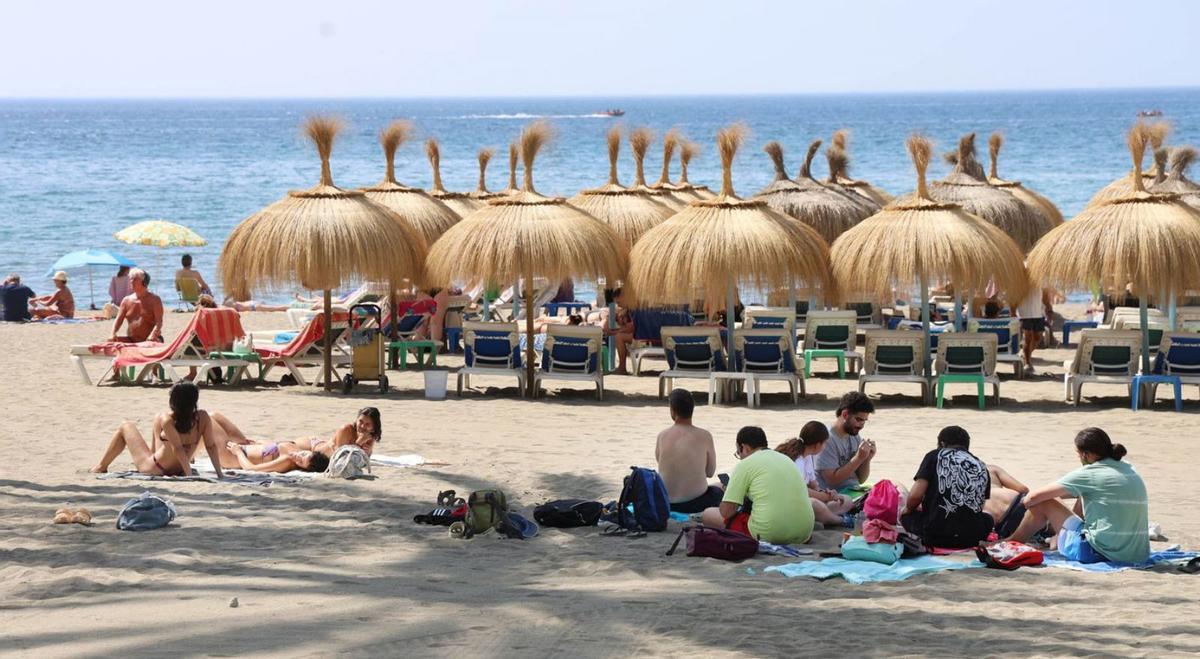 Una de las playas en el municipio malagueño de Marbella, repleta de visitantes.