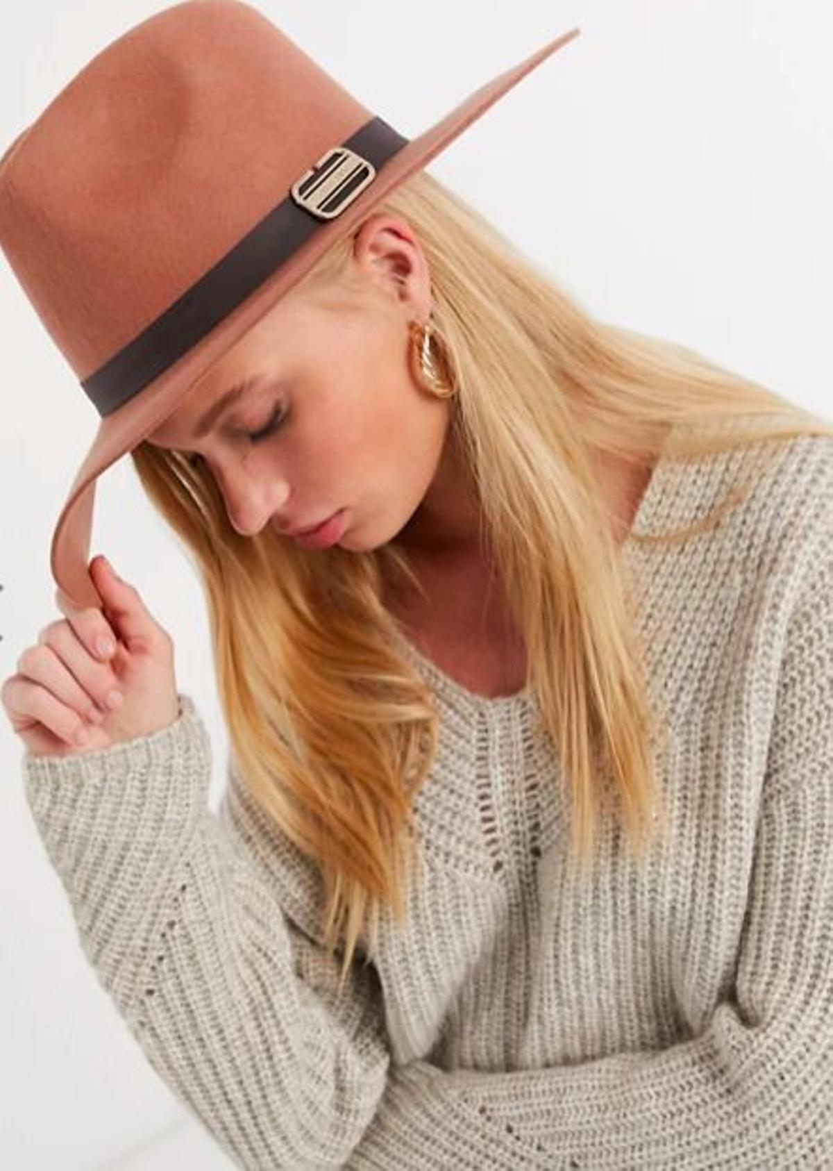 Sombrero fedora beis con detalle metálico de River Island