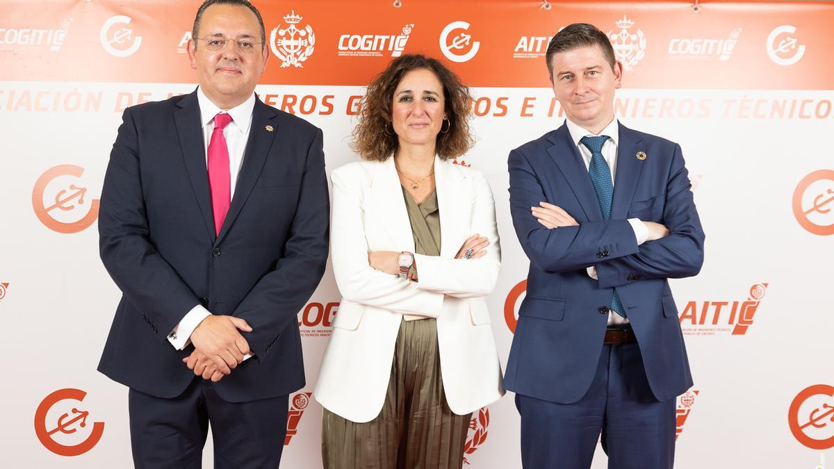 Fernando Doncel, decano del Cogiti Cáceres; Olga García, consejera Consejera para la Transición Ecológica y Sostenibilidad y el director general de Industria Samuel Ruiz