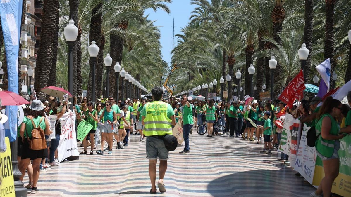 Tercera semana de protestas y huelga de profesores por la educación pública en Alicante