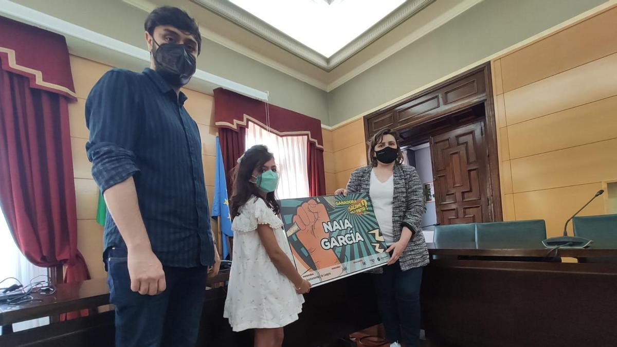 Pablo Carrera, Naia García y Pamela Álvarez, ayer, en el Ayuntamiento de Langreo.