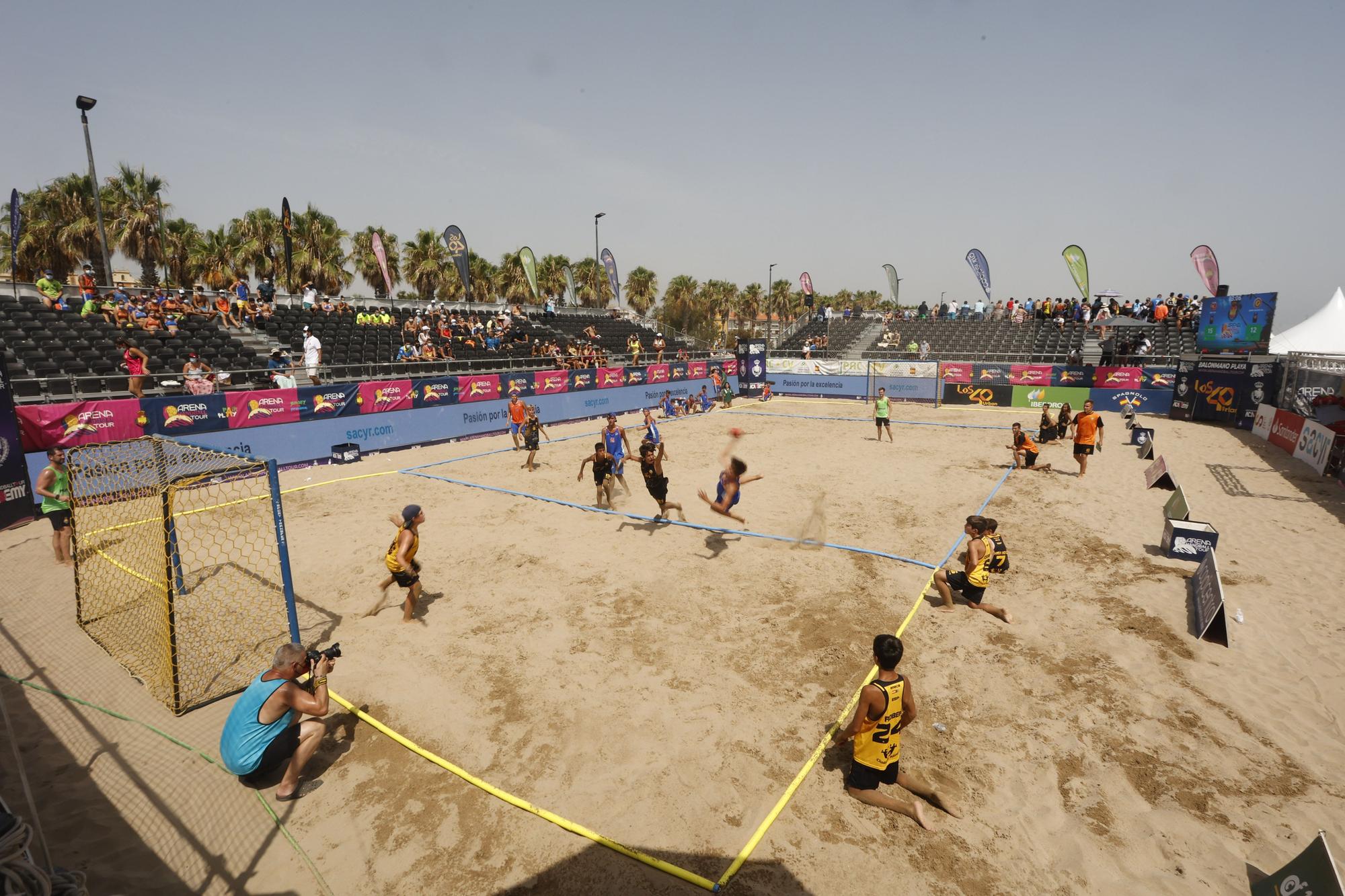 La Malva-rosa acoge la espectaculariad del balonmano playa