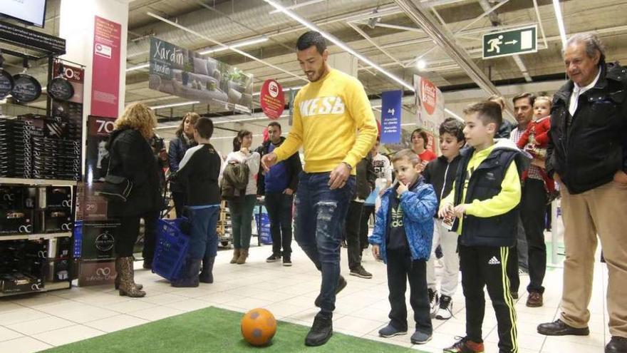 Gustavo Cabral, a punto de lanzar un penalti en un hipermercado vigués, ayer. // FDV