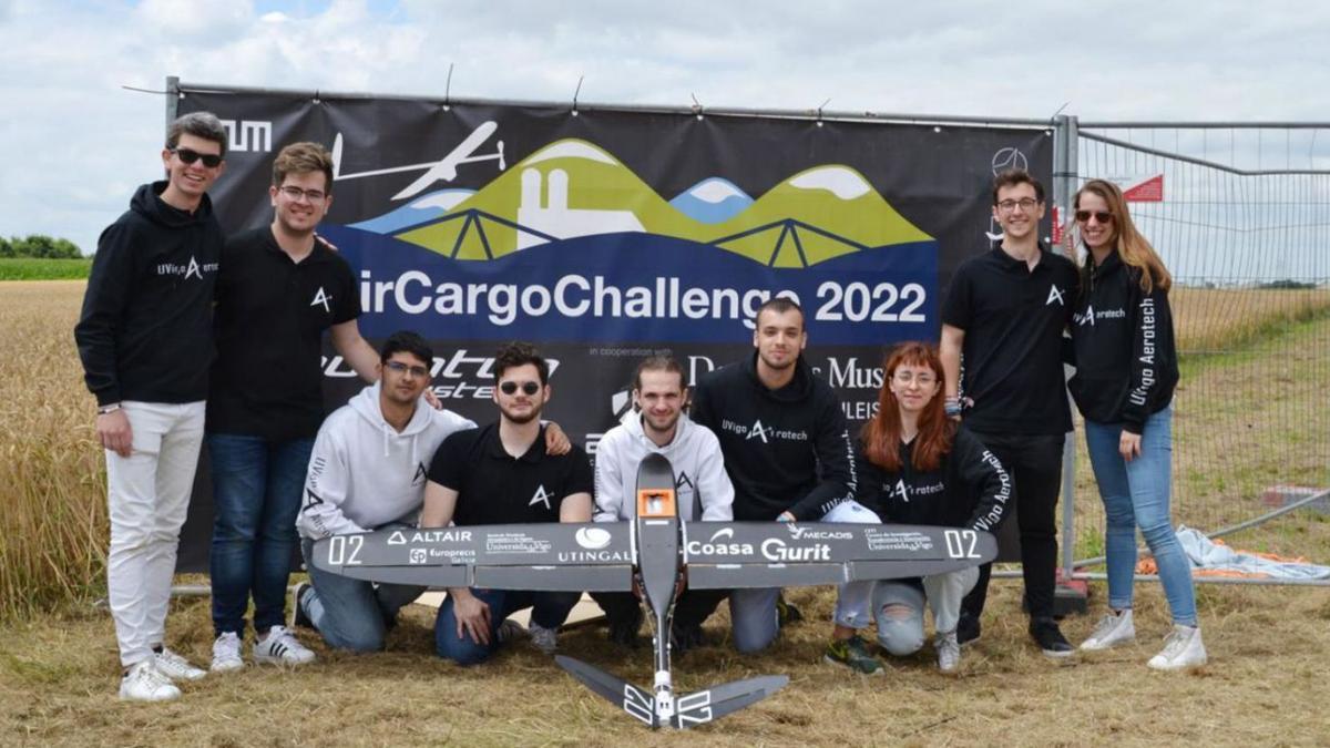 Estudiantes del campus que han participado en el proyecto, con el dron.