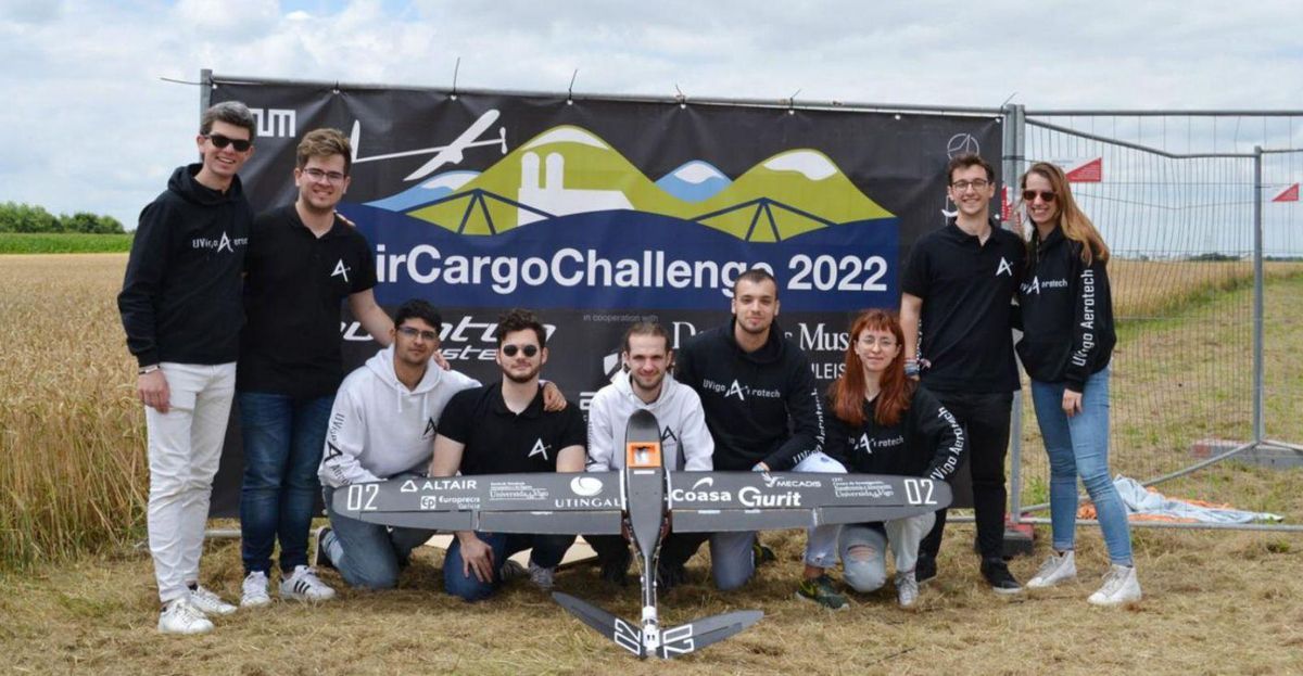 Estudiantes del campus que han participado en el proyecto, con el dron. | // DUVI