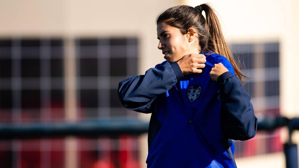 Alba Redondo, al inicio del entrenamiento previo al partido en Buñol