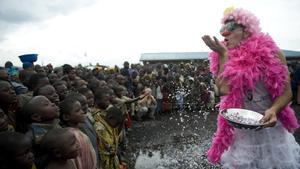 Albert Grau, de Pallassos Sense Fronteres, arroja papaeles a niños en el Congo en 2009