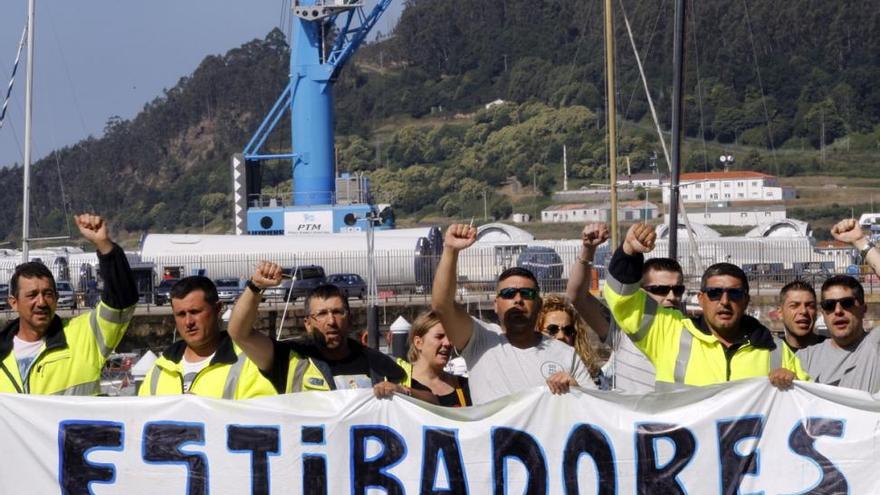 Estibadores y patronal firman un acuerdo que pone fin a la huelga en los puertos