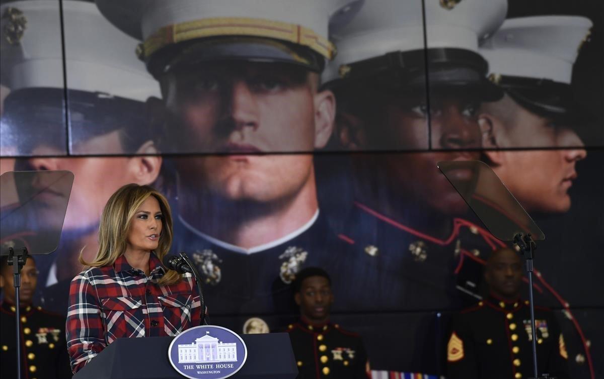 Melania Trump habla en un acto de distribución de juguetes para niños en la base de Anacostia en Washington.