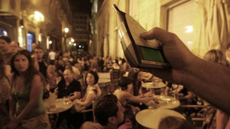 Un agente mide la intensidad del ruido en una concurrida calle del Casco Antiguo en una imagen de archivo.