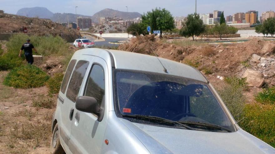 La furgoneta acabó siniestrada en mitad de un descampado.