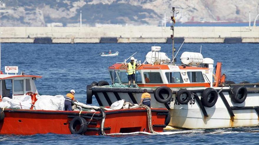 Un vertido de combustible en la bahía de Algeciras hace saltar las alarmas
