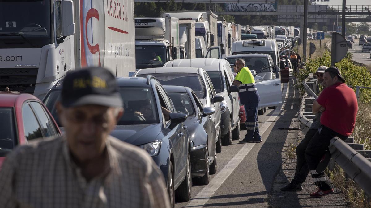 El incendio de un camión en la AP-7 colapsa la autopista