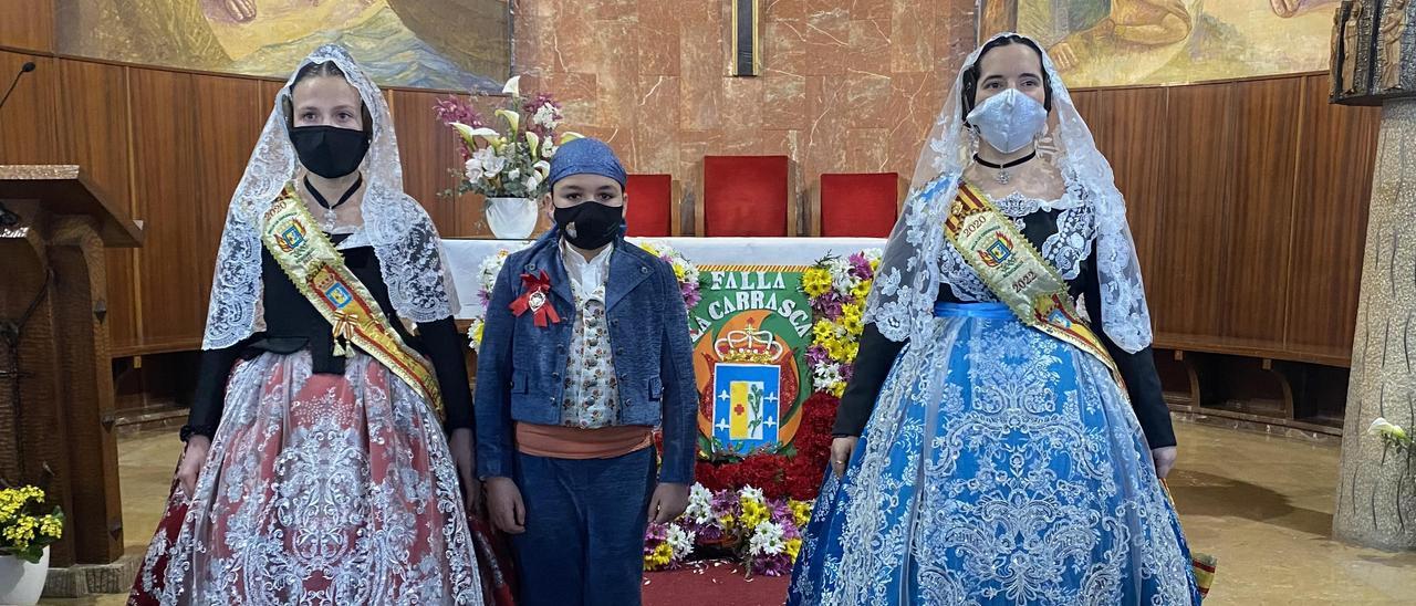 Foto de familia de los máximos representantes de la falla La Carrasca de Benicarló.