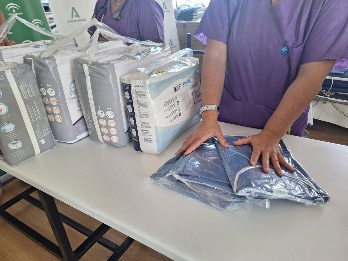 Médicos venezolanos del Hospital Infanta Elena han convertido un centro de acopio improvisado junto a Urgencias en una red solidaria para enviar material sanitario