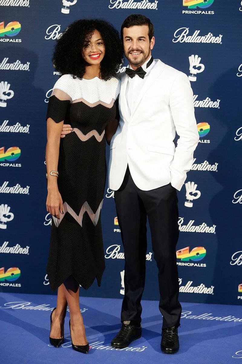 Mario Casas y Berta Vazquez en la alfombra azul de los Premios 40 Principales 2015