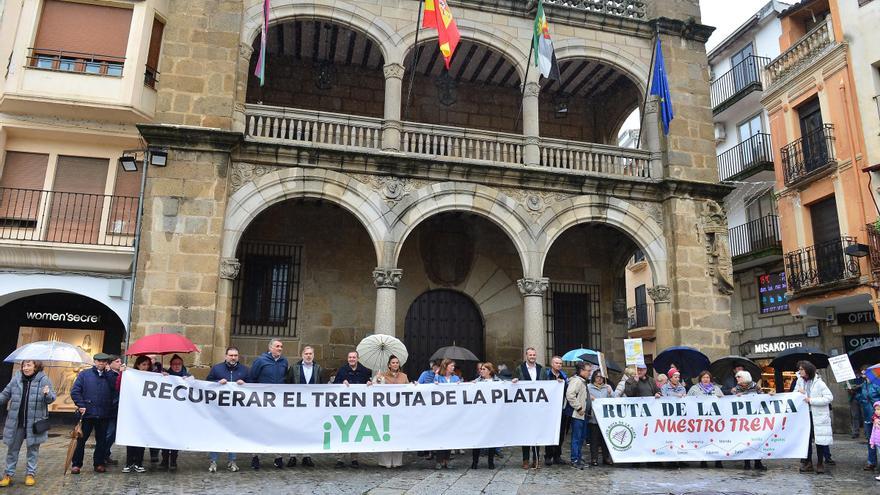 Los colectivos en defensa del tren Ruta de la Plata piden la implicación de los presidentes autonómicos