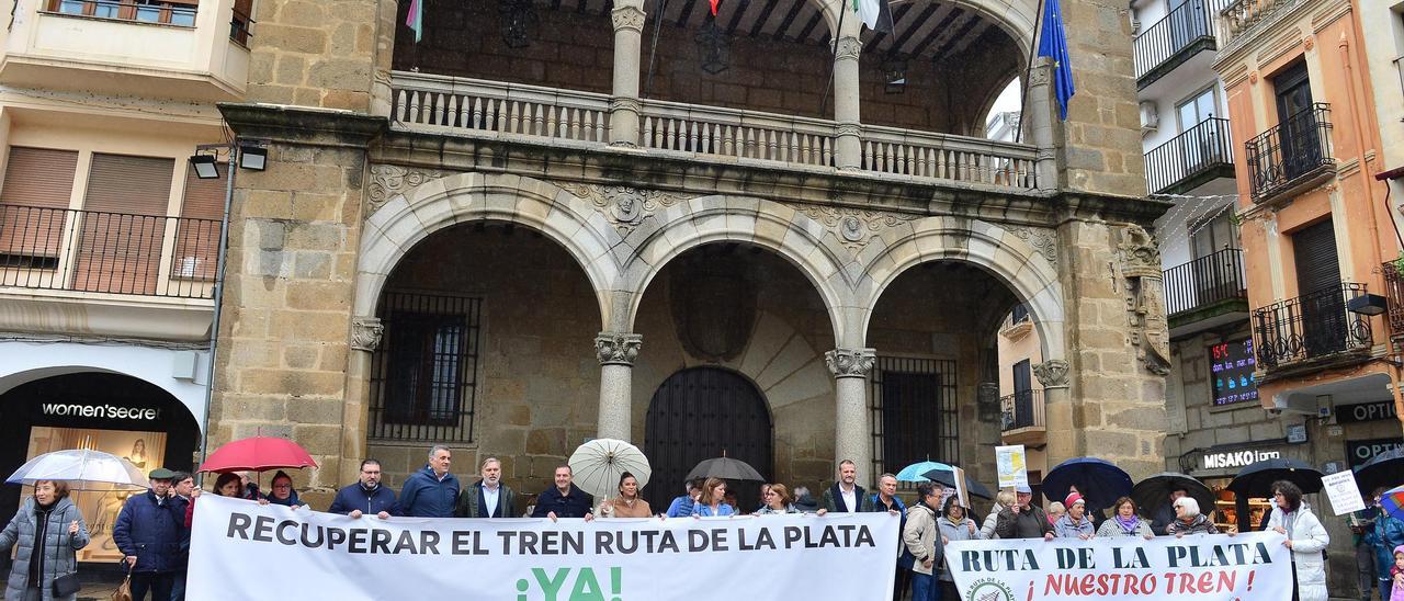 Concentración para reclamar la recuperación del Tren Ruta de la Plata celebrada en Plasencia.