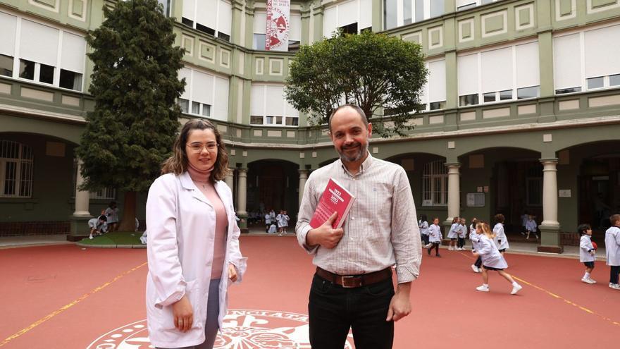 Ana Dávila y Alejandro Calleja, ayer, en el patio del colegio de las Dominicas. | Juan Plaza