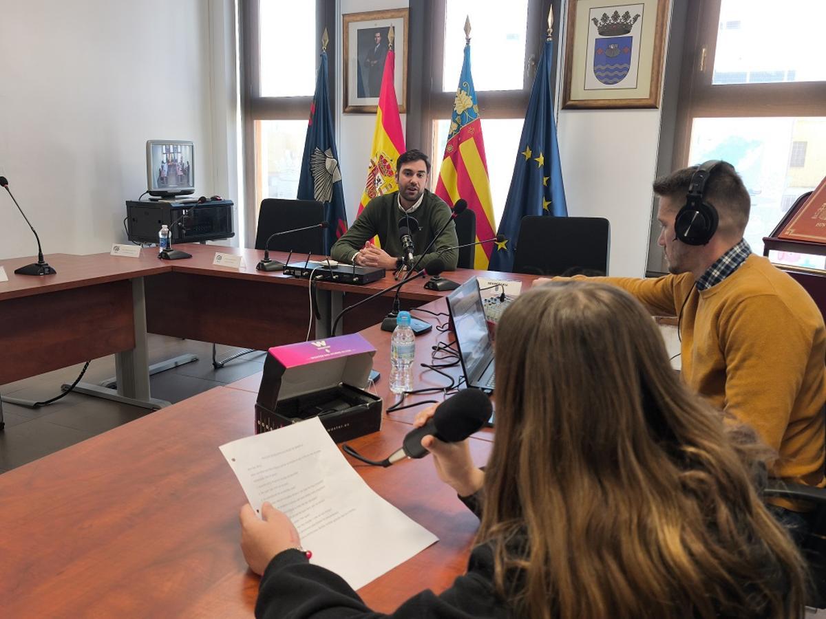 Un momento de la entrevista del alumnado al alcalde