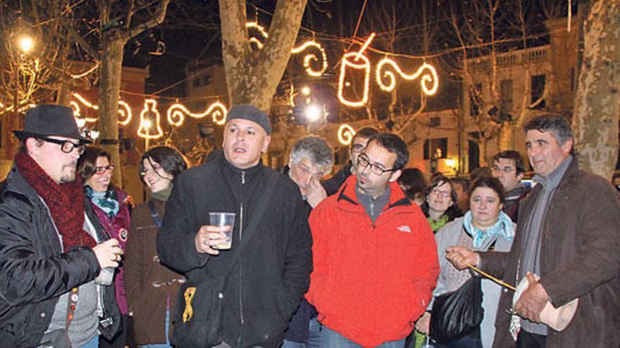 Un grupo de personas entonan ´gloses´ durante la ´revetlla´ del miércoles.