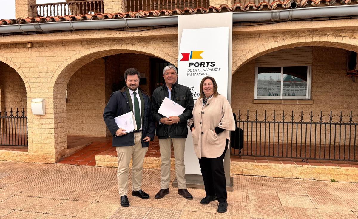 El director de Puertos, el presidente del Club Náutico y Pepa Font, en las instalaciones portuarias de Dénia