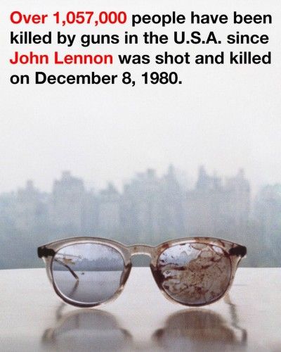 Yoko Ono muestra en Twitter las gafas que llevaba John Lennon en el momento de su asesinato