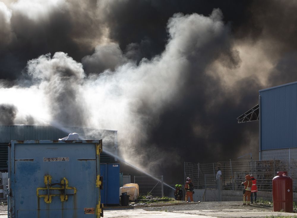 Así ha sido el tremendo incendio que ha arrasado una nave industrial en el Port de Sagunt