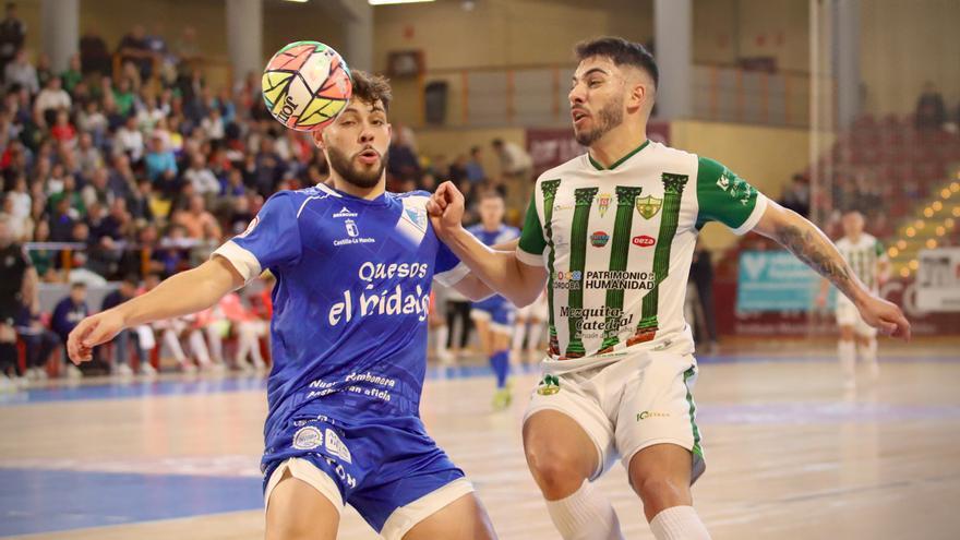 El Córdoba Futsal se mantiene en pie en un encuentro disparatado en Vista Alegre