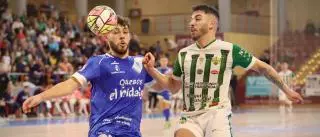 El Córdoba Futsal se mantiene en pie en un encuentro disparatado en Vista Alegre