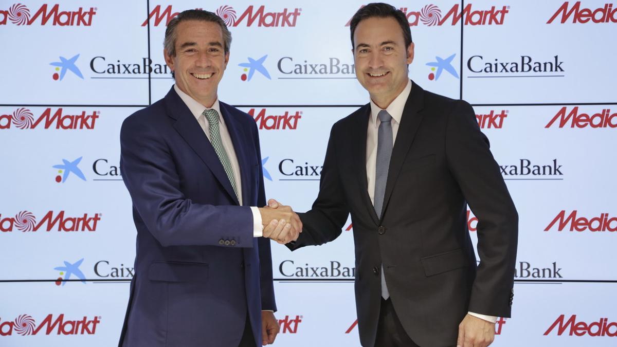 el director general de CaixaBank, Juan Alcaraz, y el consejero delegado de MediaMarkt Iberia, Ferran Reverter,